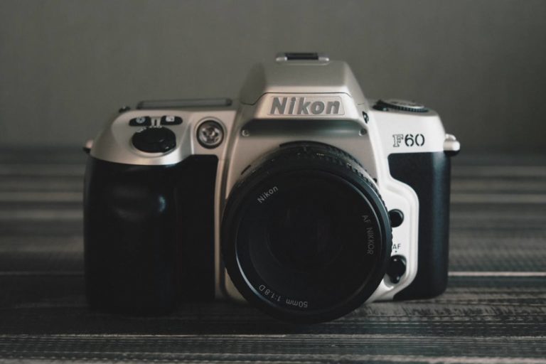 Nikon ニコン F60 フィルムカメラ バック付き - デジタルカメラ